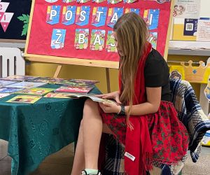 Uczennica czyta bajkę