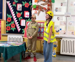 uczniowie klasy 8 w strojach