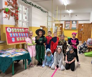 uczniowie klasy 2 w strojach