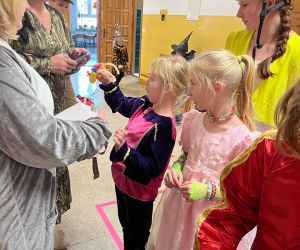 uczennice podczas zabawy 