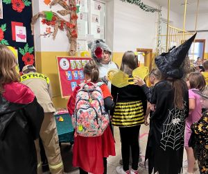 uczniowie podczas zabawy 