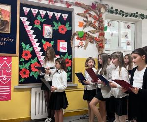 dziewczynka recytuje wiersz