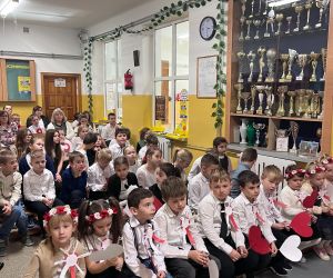 uczniowie oglądają montaż słowno-muzyczny