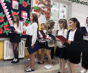 dziewczynka recytuje wiersz