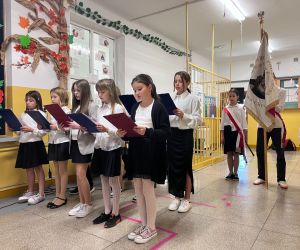 uczniowie śpiewają piosenki