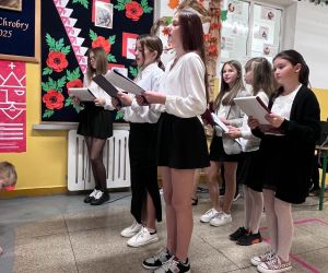 uczennice śpiewają piosenkę