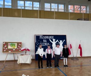 pierwszoklasiści przed rozpoczęciem uroczystości