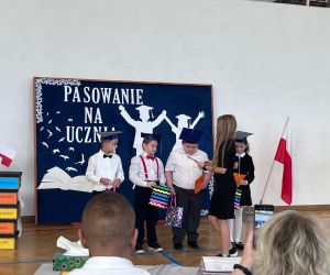 uczniowie otrzymują prezenty
