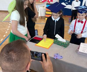 uczennica odbija odciski palców