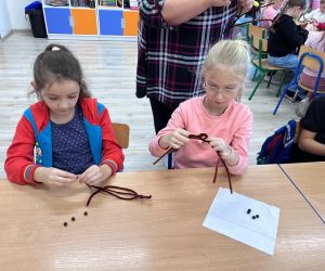 Uczennice robią bransoletki