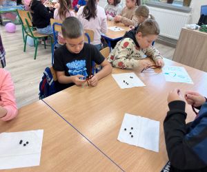 Uczniowie robią bransoletki