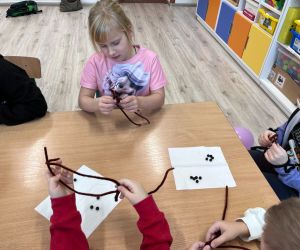 uczennica robi bransoletkę