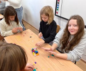 uczennice podczas wykonywania korali z modeliny