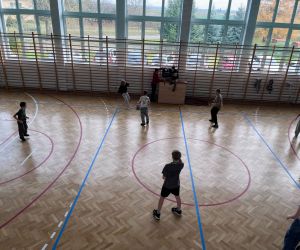 uczniowie podczas meczu piłki nożnej