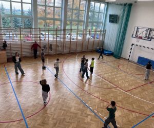 uczniowie podczas meczu piłki nożnej