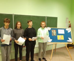 Uczniowie czytają ważne sentencje jakie pozostawił po sobie Jan Paweł II