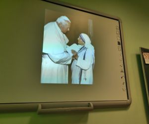 Prezentacja multimedialna-slajd przedstawiający Papieża, który rozmawia z Matką Teresą  z Kalkuty