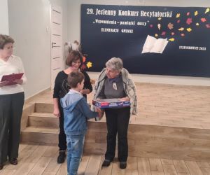 Jurorki wręczają dyplom i nagrodę uczniowi klasy drugiej