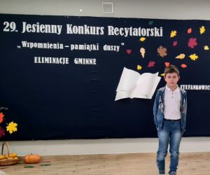 Uczeń klasy drugiej  recytuje wiersz podczas konkursu