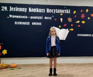 Uczennica klasy drugiej  recytuje wiersz podczas konkursu