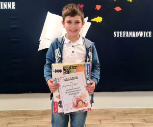 Uczeń klasy drugiej prezentuje dyplom i otrzymaną nagrodę