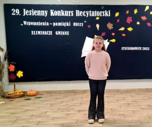 Uczennica klasy drugiej  recytuje wiersz podczas konkursu