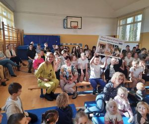 Pani Tamara Marchlewska, pani Dyrektor i uczniowie na pamiątkowej fotografii