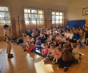 Pani Tamara Marchlewska przemawia do zgromadzonych uczniów