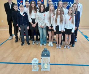 Uczniowie klasy piątej i siódmej wraz z wychowawczynią, uczestniczący w apelu