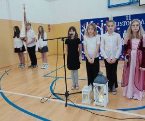 Cztery uczennice klasy czwartej przy mikrofonie