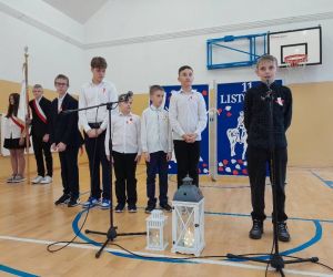 sześciu uczniów klas czwartej i siódmej przy mikrofonach