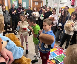 uczniowie zajadają miodek