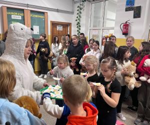uczniowie zajadają miodek