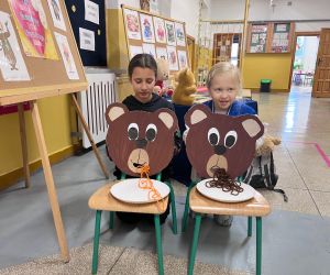 zabawa z kartonowymi misiami