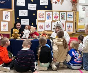uczniowie słuchają misiowych opowieści