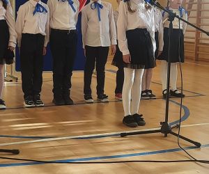 Uczennica klasy pierwszej recytuje przy mikrofonie