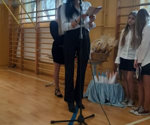 Przedstawicielka klasowej rady rodziców przy mikrofonie