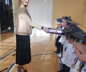 Dyrektor szkoły dokonuje pasowania na ucznia