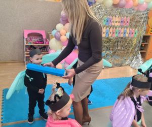 Pani dyrektor dokonuje pasowania na przedszkolaka