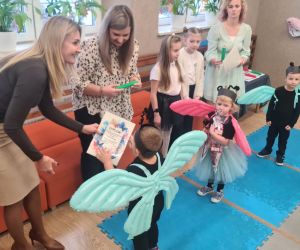 Pani Dyrektor wręcza pamiątkowe dyplomy przedszkolakom