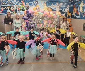 Przedszkolaki z wychowawczyniami i panią dyrektor