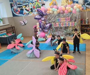 Przedszkolaki tańczą przy piosence Motylki