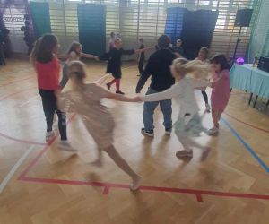 Uczniowie podczas tańca