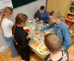 Uczniowie przygotowują składniki do zdrowych kanapek podczas zajęć praktycznych.