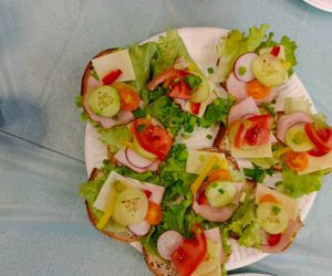 Zbliżenie na kolorowe kanapki przygotowane w ramach zajęć.