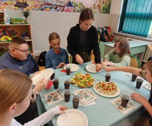 Dzieci degustujące przygotowane przez siebie zdrowe przekąski.