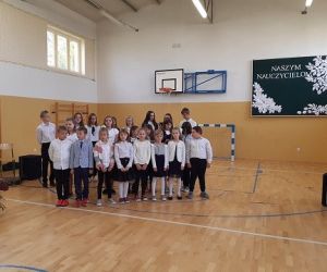 Uczniowie przygotowują się do występu.