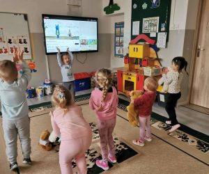 Zabawa dydaktyczna z wykorzystaniem pluszowych misiów.