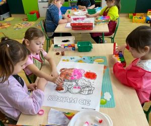 Dzieci pracujące nad kolorowankami i ilustracjami związanymi z tematyką misiów.