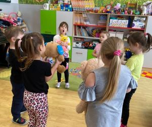 Dzieci uczestniczące w zabawie ruchowej przy muzyce.